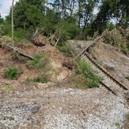 Totální destrukce železničního tělesa u Dobkoviček sesuvem